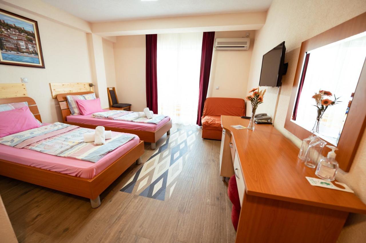 Hotel Holiday-M Ohrid Bagian luar foto