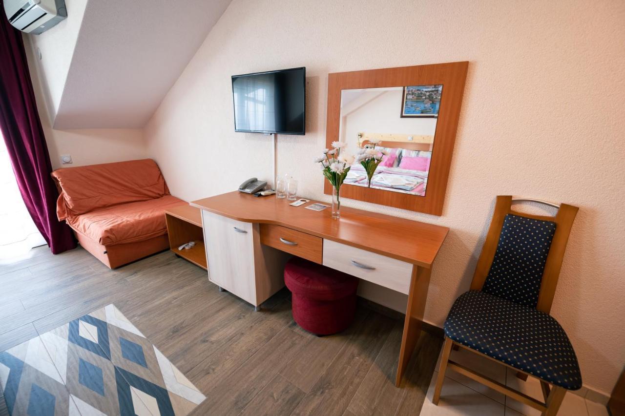 Hotel Holiday-M Ohrid Bagian luar foto