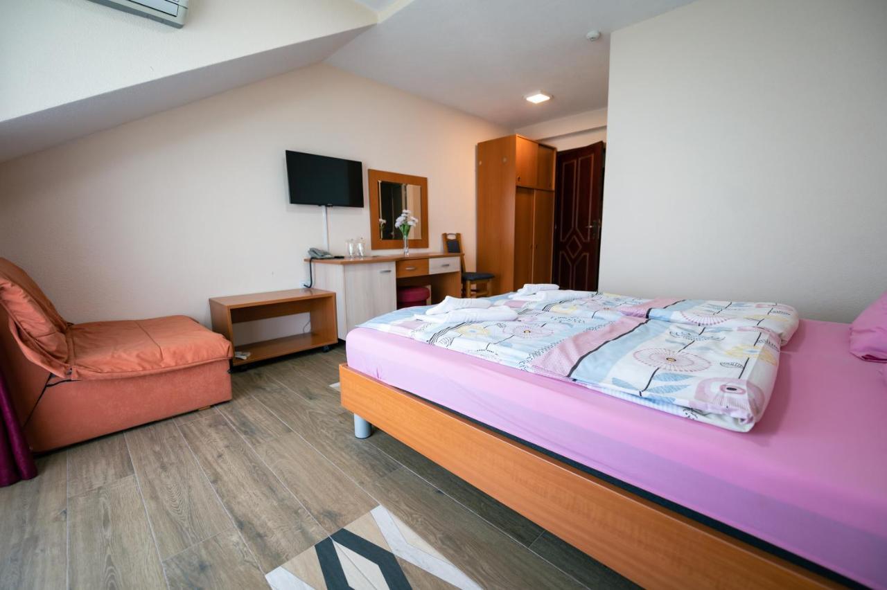 Hotel Holiday-M Ohrid Bagian luar foto