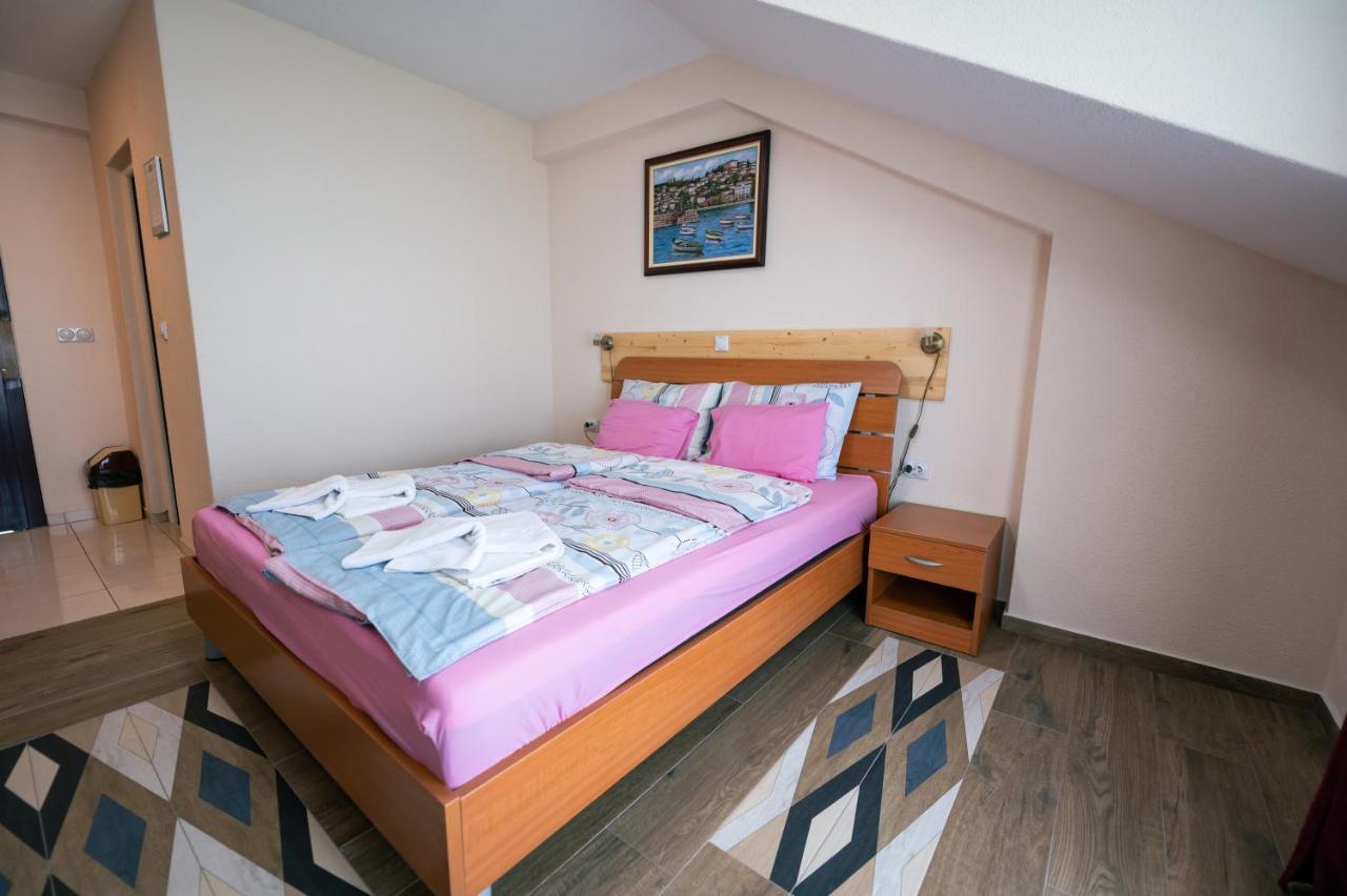 Hotel Holiday-M Ohrid Bagian luar foto