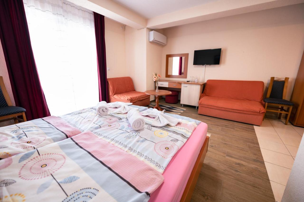 Hotel Holiday-M Ohrid Bagian luar foto