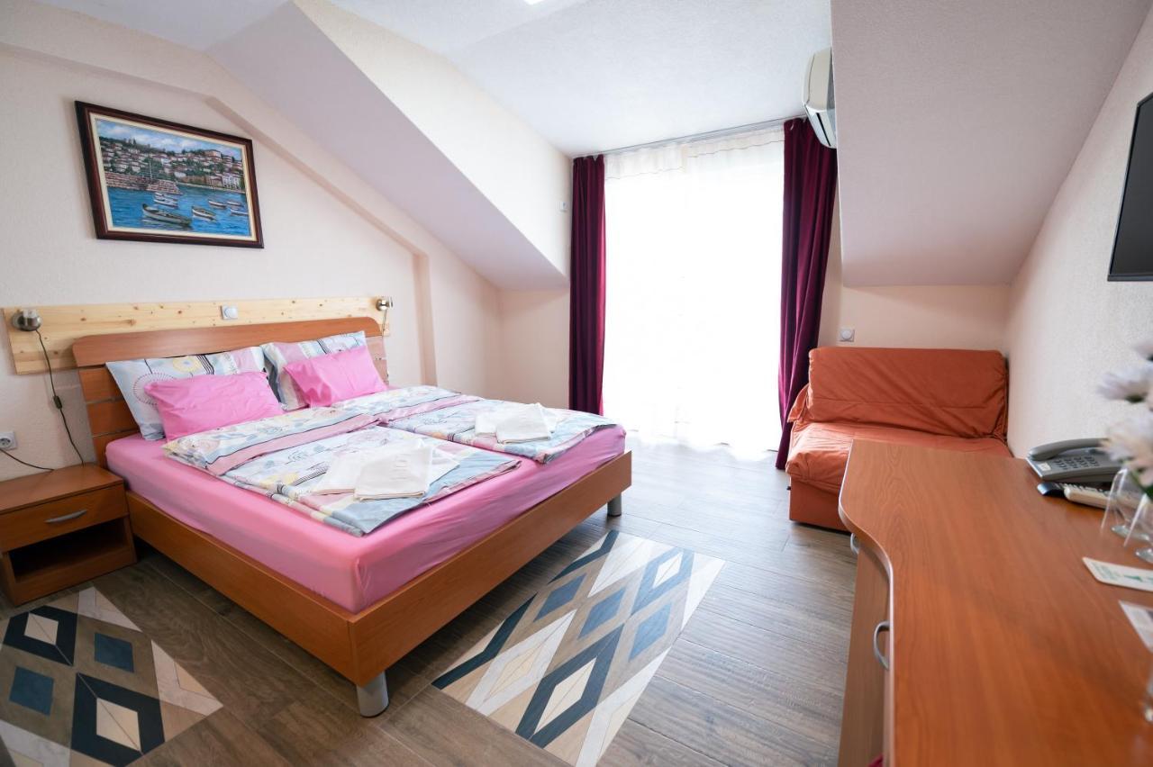 Hotel Holiday-M Ohrid Bagian luar foto