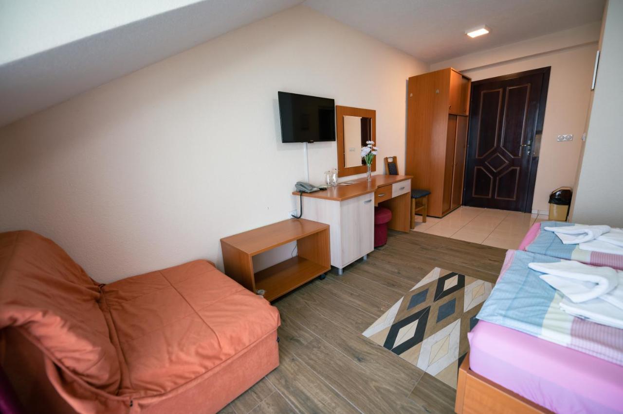 Hotel Holiday-M Ohrid Bagian luar foto