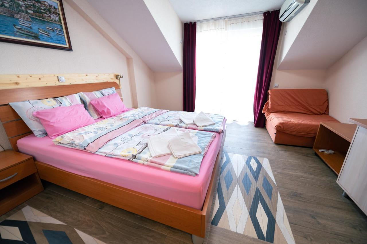 Hotel Holiday-M Ohrid Bagian luar foto
