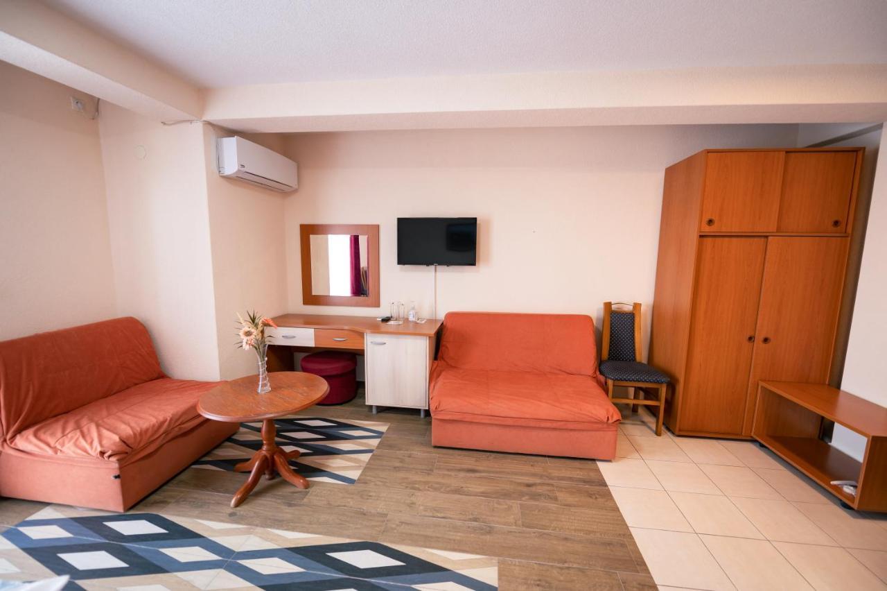 Hotel Holiday-M Ohrid Bagian luar foto