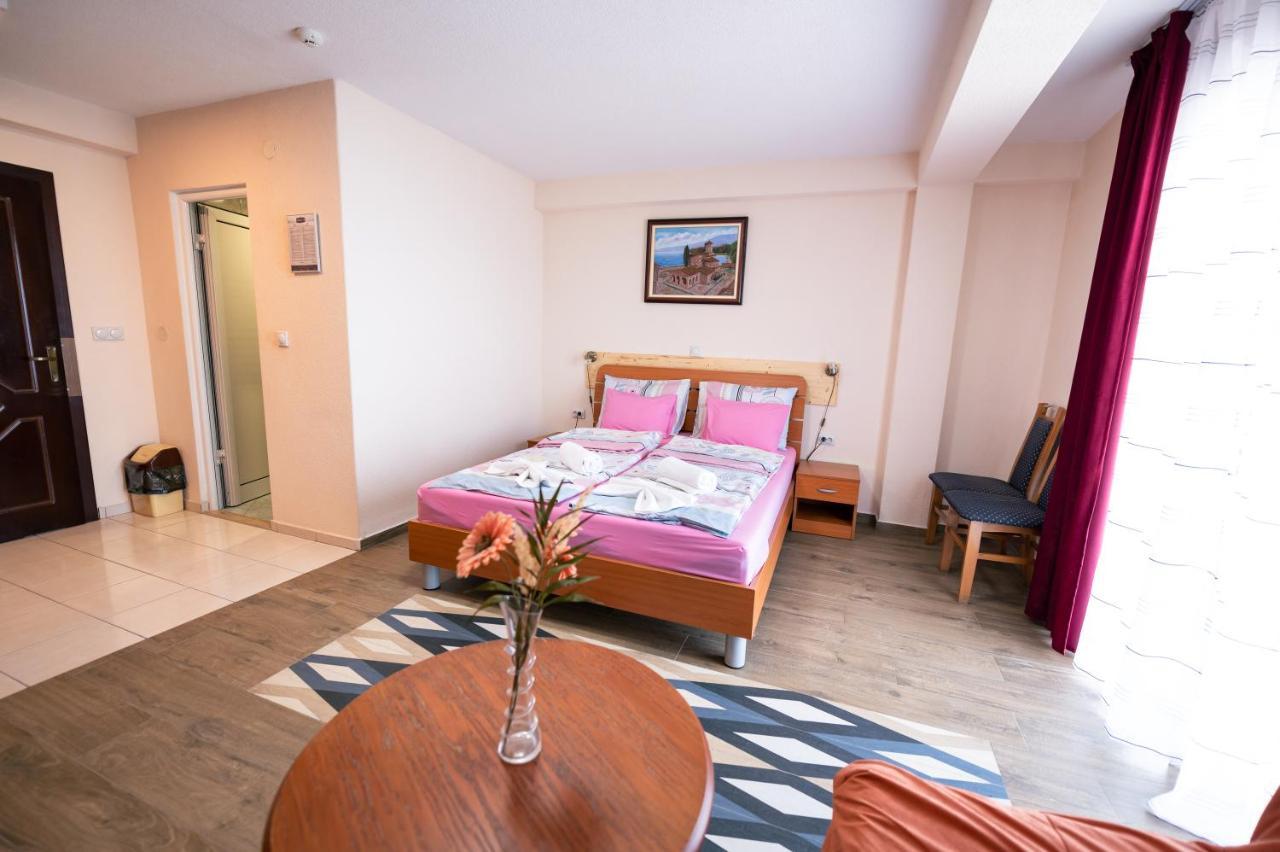 Hotel Holiday-M Ohrid Bagian luar foto