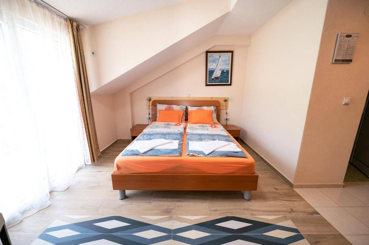 Hotel Holiday-M Ohrid Bagian luar foto