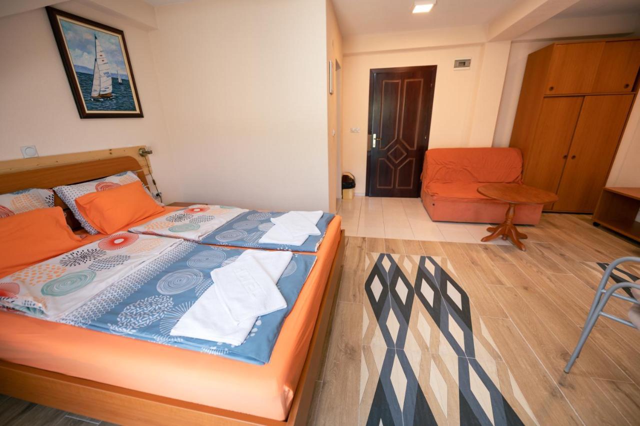 Hotel Holiday-M Ohrid Bagian luar foto