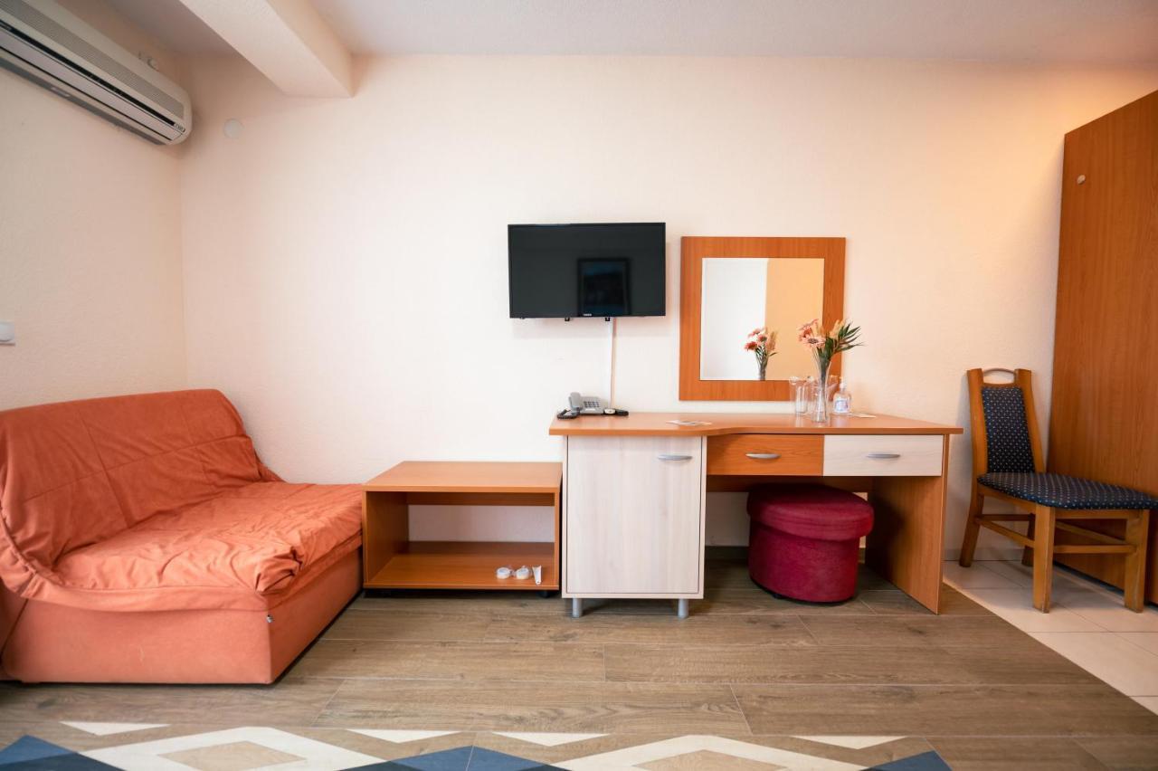 Hotel Holiday-M Ohrid Bagian luar foto