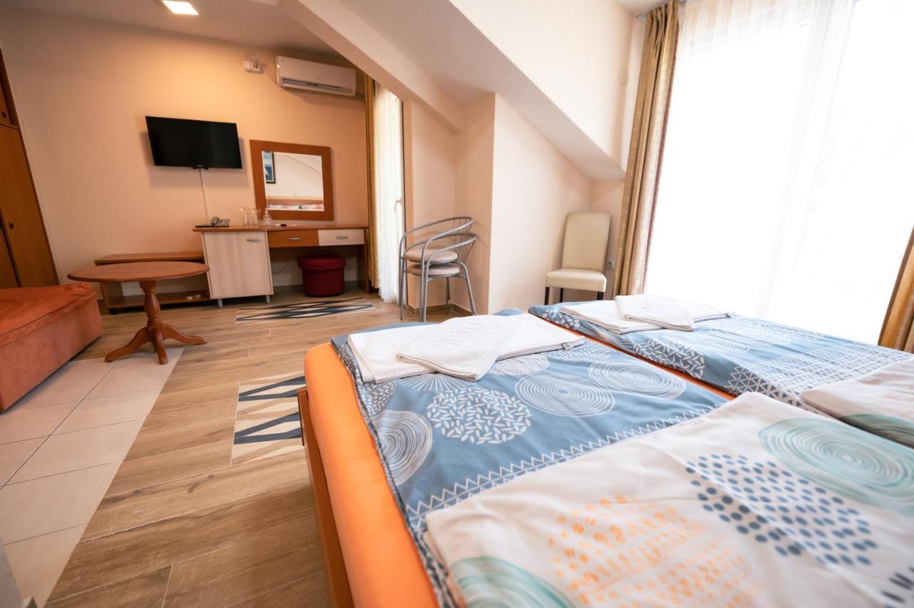 Hotel Holiday-M Ohrid Bagian luar foto